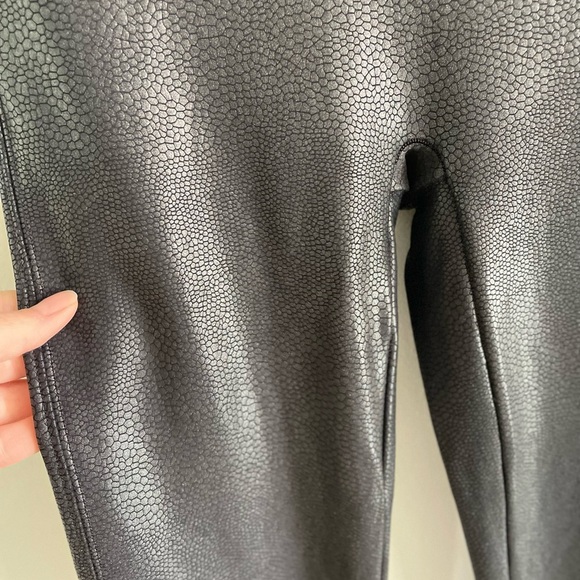 Spanx Faux Leather Black Snake Skin Leggings - Size Medium - Picture 12 of 16